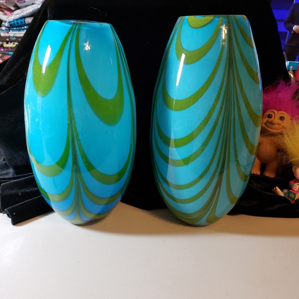 2  Beautiful Vases - Picture 5 of 11